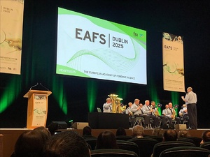 Zdjęcie przedstawia orkiestrę, która gra na scenie konferencji Forensic Science Ireland oraz ENFSI