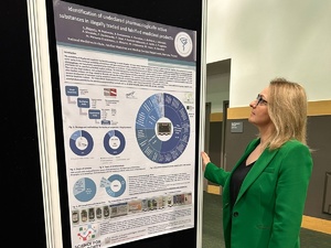 Dyrektor Centralnego Laboratorium Kryminalistycznego Policji insp. Iwona Marciniak-Krawczyk stoi przy plakacie konferencji Forensic Science Ireland oraz ENFSI