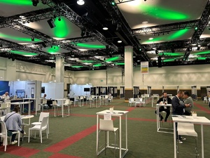 Zdjęcie przedstawia halę konferencji Forensic Science Ireland oraz ENFSI, na której widać stoiska wystawowe