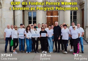 Kadra kierownicza Centralnego Laboratorium Kryminalistycznego Policji oraz funkcjonariusze i pracownicy pozują do wspólnego zdjęcia na tle zamku na wodzie w Łazienkach Królewskich w Warszawie.