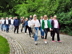 Funkcjonariusze i pracownicy Centralnego Laboratorium Kryminalistycznego Policji podczas marszu w łazienkach Królewskich w Warszawie na rzecz Fundacji Pomocy Wdowom i Sierotom po Poległych Policjantach.