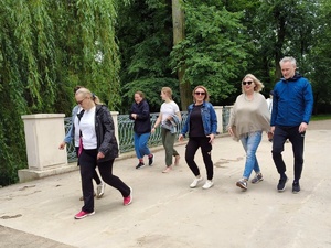 Funkcjonariusze i pracownicy Centralnego Laboratorium Kryminalistycznego Policji podczas marszu w łazienkach Królewskich w Warszawie na rzecz Fundacji Pomocy Wdowom i Sierotom po Poległych Policjantach.