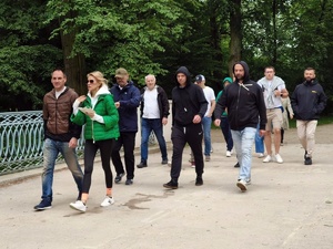 Funkcjonariusze i pracownicy Centralnego Laboratorium Kryminalistycznego Policji podczas marszu w łazienkach Królewskich w Warszawie na rzecz Fundacji Pomocy Wdowom i Sierotom po Poległych Policjantach.