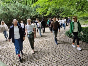 Funkcjonariusze i pracownicy Centralnego Laboratorium Kryminalistycznego Policji podczas marszu w łazienkach Królewskich w Warszawie na rzecz Fundacji Pomocy Wdowom i Sierotom po Poległych Policjantach.