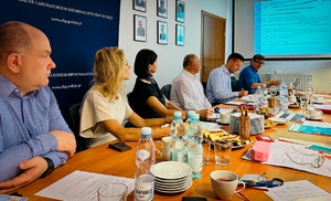 Uczestnicy spotkania, którzy przysłuchują się wypowiedzi delegata z Czech