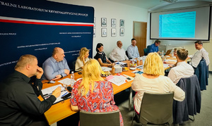 Uczestnicy spotkania siedzą przy stole i wymieniają się swoją wiedzą i doświadczeniami