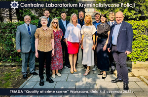 Wszyscy uczestnicy spotkania pozują do zdjęcia grypowego przed budynkiem CLKP