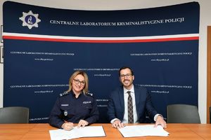insp. Iwona Marciniak - Krawczyk Dyrektor Centralnego Laboratorium Kryminalistycznego Policji pozuja do wspólnego zdjęcia po podpisaniu współpracy z  organizacją Gordon Thomas Honeywell Government Affairs (GTH-GA). Celem porozumienia jest zwiększenie skuteczności przeciwdziałania przestępczości poprzez aktywne wdrażanie nowoczesnych metod molekularnych badań genetycznych oraz wspólne działania w zakresie rozwoju i stosowania kryminalistycznych baz danych DNA.