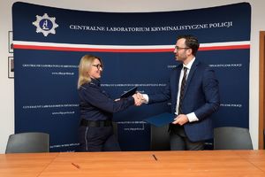insp. Iwona Marciniak - Krawczyk Dyrektor Centralnego Laboratorium Kryminalistycznego Policji ściskają sobie dłoń i dziękując po podpisaniu współpracy z  organizacją Gordon Thomas Honeywell Government Affairs (GTH-GA). Celem porozumienia jest zwiększenie skuteczności przeciwdziałania przestępczości poprzez aktywne wdrażanie nowoczesnych metod molekularnych badań genetycznych oraz wspólne działania w zakresie rozwoju i stosowania kryminalistycznych baz danych DNA.