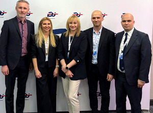 mł. insp. Kamil Starzomczyk – Zastępca Dyrektora CLKP nadkom. dr Krzysztof Klemczak – Zastępca Naczelnika Wydziału Badań Daktyloskopijnych i Traseologicznych CLKP.pozują do wspólnego zdjęcia z uczestnikami spotkania.