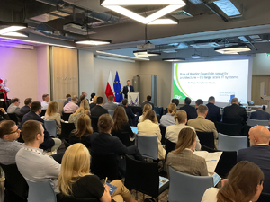 Zdjęcie przedstawia przedstawicieli instytucji państw członkowskich UE, agencji eu-LISA, Europolu, Ministerstwa Spraw Wewnętrznych i Administracji, Ministerstwa Spraw Zagranicznych, Policji oraz ekspertów z zakresu nowych technologii i bezpieczeństwa podczas wykładu na temat wdrażania systemów wielkoskalowych.