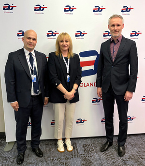 mł. insp. Kamil Starzomczyk – Zastępca Dyrektora CLKP nadkom. dr Krzysztof Klemczak – Zastępca Naczelnika Wydziału Badań Daktyloskopijnych i Traseologicznych CLKP.pozują do wspólnego zdjęcia z przedstawicielką instytucji państwowych.