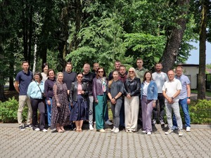 Zdjęcie przedstawia uczestników warsztatów z analizy podpisów biometrycznych, którzy pozują do wspólnego zdjęcia stojąc obok jeden drugiego w szeregu.