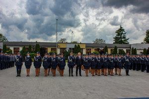 Nowi oficerowie Policji stoją na placu apelowym Akademii Policji w Szczytnie wraz z Ministrem MSWiA Tomaszem Siemoniakiem oraz Komendantem Głównym Policji nadindp. Markiem Boroniem i pozują do wspólnego zdjęcia.