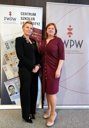 Zdjęcie przedstawia Zastępce Dyrektora Centralnego Laboratorium Kryminalistycznego Policji podinsp. Annę Przewor oraz podkom. Emilię Liwarowską, biegłego z zakresu technicznych badań dokumentów, które pozują do wspólnego zdjęcia.