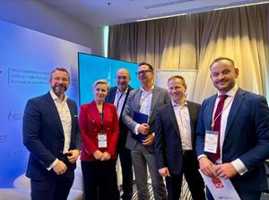 Zdjęcie przedstawia przedstawicieli wiodących instytucji finansowych i doradczych, m.in. Piotr Ciepiela (EY), Artur Jozefiak (Accenture Poland), Piotr Kalbarczyk (PKO Bank Polski), a także podinsp. dr Anna Przewor Zastępca Dyrektora Centralnego Laboratorium Kryminalistycznego Policji podczas konferencji na temat bezpieczeństwa danych i tożsamości klientów. Przedstawiciele pozują do wspólnego zdjęcia stojąc jeden obok drugiego.