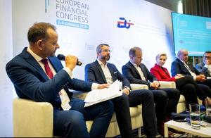 Zdjęcie przedstawia przedstawicieli wiodących instytucji finansowych i doradczych, m.in. Piotr Ciepiela (EY), Artur Jozefiak (Accenture Poland), Piotr Kalbarczyk (PKO Bank Polski), a także podinsp. dr Anna Przewor Zastępca Dyrektora Centralnego Laboratorium Kryminalistycznego Policji podczas konferencji na temat bezpieczeństwa danych i tożsamości klientów. Przedstawiciele siedzą jeden obok drugiego.