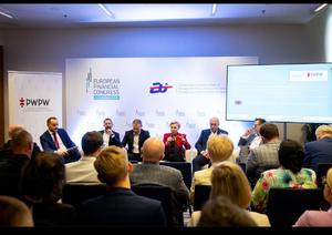 Zdjęcie przedstawia przedstawicieli wiodących instytucji finansowych i doradczych, m.in. Piotr Ciepiela (EY), Artur Jozefiak (Accenture Poland), Piotr Kalbarczyk (PKO Bank Polski), a także podinsp. dr Anna Przewor Zastępca Dyrektora Centralnego Laboratorium Kryminalistycznego Policji podczas konferencji na temat bezpieczeństwa danych i tożsamości klientów. Przedstawiciele siedzą jeden obok drugiego.