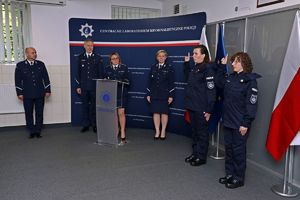 Zdjęcie przedstawia post. dr Paulina Samczuk i post. Julia Wiśniewska, które w sali konferencyjnej Centralnego Laboratorium Kryminalistycznego Policji składają ślubowanie przed dyrektor CLKP insp. Iwoną Marciniak-Krawczyk, w obecności jej zastępców – podinsp. dr Anny Przewor i mł. insp. Kamila Starzomczyka – oraz kadry kierowniczej laboratorium.