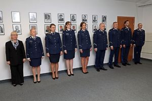 Zdjęcie przedstawia Kadrę kierowniczą Centralnego Laboratorium Kryminalistycznego Policji stojącą obok siebie podczas uroczystości ślubowania.