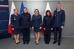 post. dr Paulina Samczuk, post. Julia Wiśniewska, Dyrektor CLKP insp. Iwona Marciniak-Krawczyk, podinsp. dr Anna Przewor i mł. insp. Kamil Starzomczyk pozują do wspólnego zdjęcia.