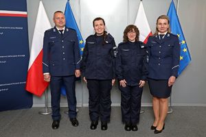 post. dr Paulina Samczuk, post. Julia Wiśniewska, oraz naczelnicy Wydziału Badań Genetycznych Centralnego Laboratorium Kryminalistycznego Policji pozują do wspólnego zdjęcia.