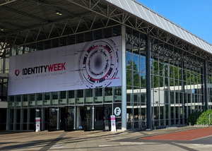 Budynek przedstawia plakat konferencji Identity Week 2025 w Amsterdamie.