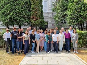 Zdjęcie przedstawia grupę studentów stojących jeden obok siebie w szeregu przed budynkiem Centralnego Laboratorium Kryminalistycznego Policji wraz z Zastępcą Dyrektora Centralnego Laboratorium Kryminalistycznego Policji podinsp. Anną Przewor i pozują do wspólnego zdjęcia.