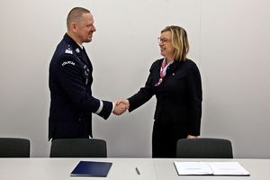 Komendant Główny Policji nadinsp. Marek Boroń, ściska rękę po podpisaniu porozumienia z Dyrektor Wykonawczą Europolu Catherine De Bolle.