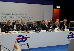 Przedstawiciele Polskiej Policji Komendanci Główni Policji oraz Minister Spraw Wewnętrznych i Administracji Tomasz Siemoniak siedzą jeden obok drugiego podczas spotkania Europolu.