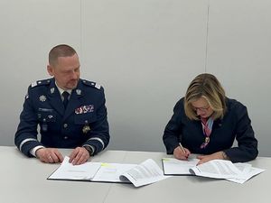 Zdjęcie przedstawia podpisanie porozumienia Komendanta Głównego Policji nadinsp. Marka Boronia, oraz Dyrektor Wykonawczej Europolu Catherine De Bolle,