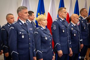 Zdjęcie przedstawia kadrę kierowniczą polskiej Policji podczas podziękowań za wkład w polską Prezydencję w Radzie UE. policjanci stoją w szeregu jeden obok drugiego. Na zdjęciu widoczna jest m. in. podinsp. Anna Przewor Zastępca Dyrektora centralnego Laboratorium Kryminalistycznego Policji.