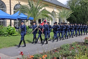 Na zdjęciu widać maszerującą Kompanie reprezentacyjna Policji w tle Oranżerii Muzeum Jana III w Wilanowie podczas obchodów Święta Policji Centralnego laboratorium Kryminalistycznego Policji.