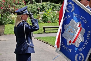 Dyrektor Centralnego Laboratorium Kryminalistycznego Policji insp. Iwona Marciniak-Krawczyk oddaje honor do sztandaru Komendy Głównej Policji podczas obchodów Święta Policji Centralnego Laboratorium Kryminalistycznego Policji.