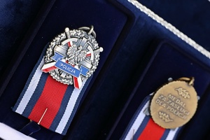 Zdjęcie ukazuje dwa medale &quot;za zasługi dla policji&quot;