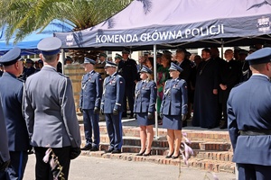 Zdjęcie przedstawia stojących na obchodach Święta Policji Centralnego laboratorium Kryminalistycznego Policji Zastępce Komendanta Głównego Policji nadinsp. dr Rafał Kochańczyka, Dyrektor oraz Zastępców Centralnego Laboratorium Kryminalistycznego Policji insp. Iwonę Marciniak-Krawczyk, mł. insp. Kamila Starzomczyka oraz podinsp. dr Anne Przewor w tle widać również stojących zaproszonych gości.