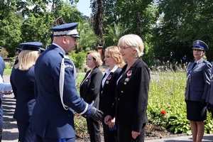 Zastępca Komendanta Głównego Policji nadinsp. dr Rafał Kochańczyk oraz Dyrektor Centralnego Laboratorium Kryminalistycznego Policji insp. Iwona Marciniak-Krawczyk wręczają odznaczenia pracownikom policji podczas obchodów Święta Policji Centralnego laboratorium Kryminalistycznego Policji.