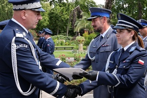 Zastępca Komendanta Głównego Policji nadinsp. dr Rafał Kochańczyk oraz Dyrektor Centralnego Laboratorium Kryminalistycznego Policji insp. Iwona Marciniak-Krawczyk wręczają akty mianowania na wyższe stopnie policyjne funkcjonariuszom policji podczas obchodów Święta Policji Centralnego Laboratorium Kryminalistycznego Policji.