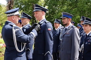Zastępca Komendanta Głównego Policji nadinsp. dr Rafał Kochańczyk oraz Dyrektor Centralnego Laboratorium Kryminalistycznego Policji insp. Iwona Marciniak-Krawczyk wręczają odznaczenia funkcjonariuszom policji podczas obchodów Święta Policji Centralnego laboratorium Kryminalistycznego Policji.
