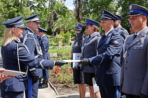 Zastępca Komendanta Głównego Policji nadinsp. dr Rafał Kochańczyk oraz Dyrektor Centralnego Laboratorium Kryminalistycznego Policji insp. Iwona Marciniak-Krawczyk wręczają akty mianowania na wyższe stopnie policyjne funkcjonariuszom policji podczas obchodów Święta Policji Centralnego laboratorium Kryminalistycznego Policji.