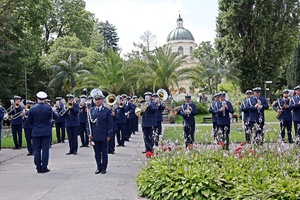 Zdjęcie ukazuje Orkiestrę Reprezentacyjną Policji w trakcie grania podczas Obchodów Święta Policji Centralnego Laboratorium Kryminalistycznego Policji.