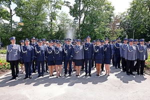 Zastępca Komendanta Głównego Policji nadinsp. dr Rafał Kochańczyk oraz Dyrektor Centralnego Laboratorium Kryminalistycznego Policji insp. Iwona Marciniak-Krawczyk pozują do wspólnego zdjęcia z funkcjonariuszami oraz pracownikami policji podczas obchodów Święta Policji Centralnego Laboratorium Kryminalistycznego Policji.