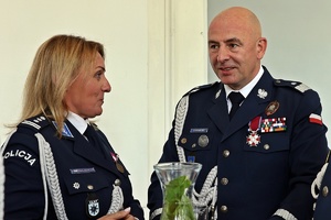 Zastępca Komendanta Głównego Policji nadinsp. dr Rafał Kochańczyk oraz Dyrektor Centralnego Laboratorium Kryminalistycznego Policji insp. Iwona Marciniak-Krawczyk podczas wspólnej rozmowy.