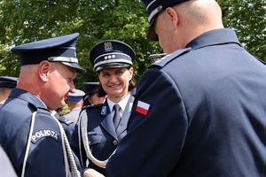 Funkcjonariusze policji Centralnego Laboratorium Kryminalistycznego Policji podczas wspólnej rozmowy.