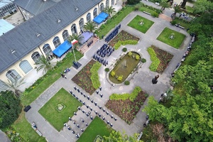 Ujęcie z drona z góry na ogród przy Oranżerii Muzeum Jana III w Wilanowie podczas Obchodów Święta Policji Centralnego Laboratorium Kryminalistycznego Policji. Na zdjęciu widać funkcjonariuszy policji pracowników policji Kompanię Reprezentacyjną Policji oraz Orkiestrę Reprezentacyjna Policji.
