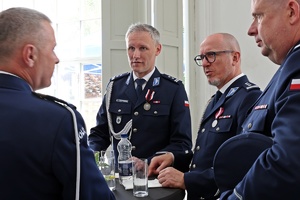 Zastępca Dyrektora Centralnego Laboratorium Kryminalistycznego Policji mł. insp. Kamil Starzomczyk podczas rozmowy z zaproszonymi gośćmi Centralnych Obchodów Święta policji Centralnego Laboratorium Kryminalistycznego Policji.