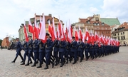 Na zdjęciu widoczna jest Kompania Reprezentacyjna polskiej Policji w trakcie marszu, szyku na obchodach Święta Policji.
