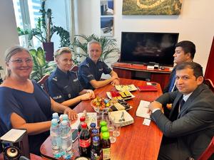 Zastępca Dyrektora Centralnego Laboratorium Kryminalistycznego Policji podinsp. dr Anna Przewor, mł. insp. Kamil Starzomczyk oraz Agnieszka Łukomska siedzą przy stole wspólnie z przedstawicielami Uzbekistanu.