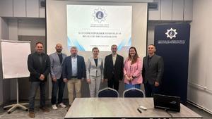 Zastępca Dyrektora Centralnego Laboratorium Kryminalistycznego Policji podinsp. dr Anna Przewor wspólnie z przedstawicielami Wydziału Badań Mechanoskopii CLKP pozują do zdjęcia podczas Sympozjum Biegłych Mechanoskopii, zorganizowane przez Wydział Badań Broni, Mechanoskopii i Wypadków Drogowych Centralnego Laboratorium Kryminalistycznego Policji. \