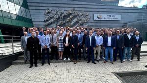 Zdjęcie przedstawia wszystkie osoby, które wzięły udział dot. Sympozjum Biegłych Mechanoskopii, zorganizowane przez Wydział Badań Broni, Mechanoskopii i Wypadków Drogowych Centralnego Laboratorium Kryminalistycznego Policji. Osoby stoją obok siebie i pozują do wspólnego zdjęcia.